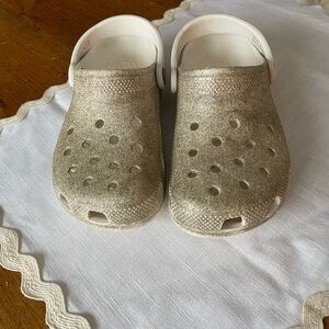 CROCS Kids Glitter Clogs in Sparkling Gold